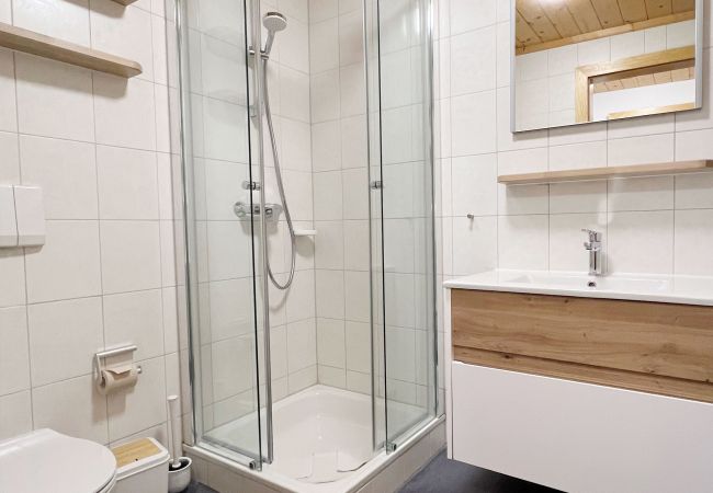 Badkamer Apartment Matri 2 Badkamer met toilet, douche en wastafel in Apartment Matri 2