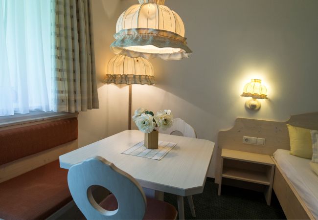 Woonkamer Andrea Alpenhaus Montafon Woonkamer met tafel in het Andrea Alpenhaus Montafon
