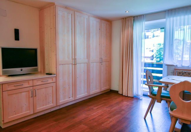 Woonkamer Beatrix Alpenhaus Montafon Woonkamer met tafel in het Beatrix Alpenhaus Montafon