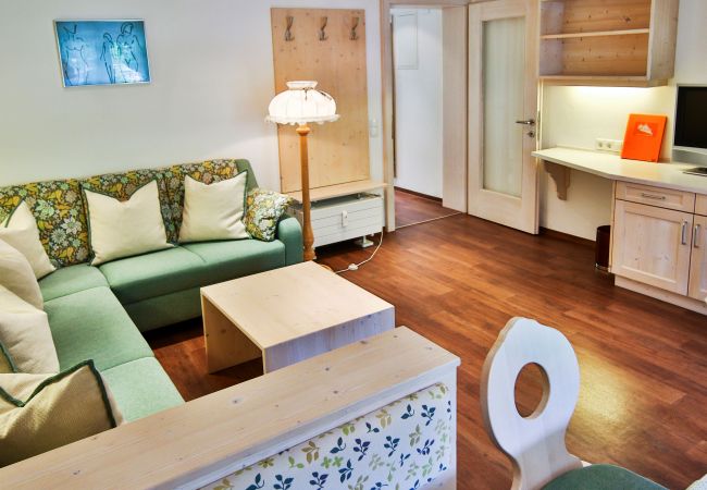 Woonkamer Beatrix Alpenhaus Montafon Woonkamer met bank en tafel in het Beatrix Alpenhaus Montafon
