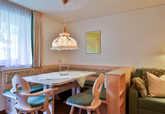 Woonkamer Beatrix Alpenhaus Montafon Woonkamer met bank en tafel in het Beatrix Alpenhaus Montafon