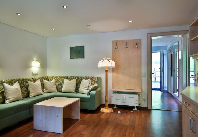 Woonkamer Beatrix Alpenhaus Montafon Woonkamer met bank in het Beatrix Alpenhaus Montafon