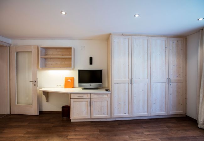 Woonkamer Beatrix Alpenhaus Montafon Woonkamer met kledingkast en tv in het Beatrix Alpenhaus Montafon