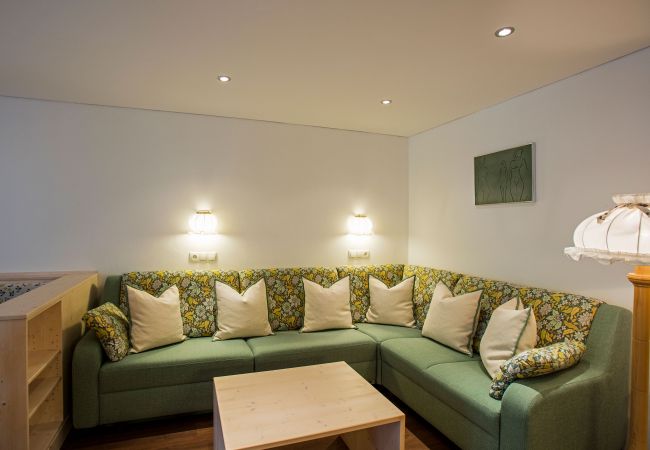 Woonkamer Beatrix Alpenhaus Montafon Woonkamer met bank in het Beatrix Alpehnhaus Montafon