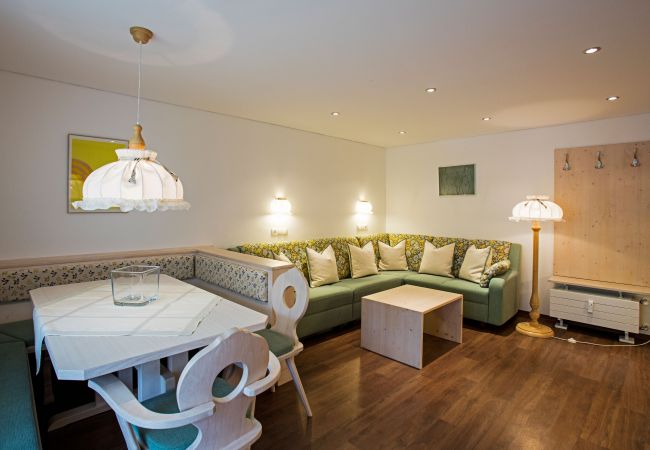 Woonkamer Beatrix Alpenhaus Montafon Woonkamer met bank en tafel in het Beatrix Alpenhaus Montafon