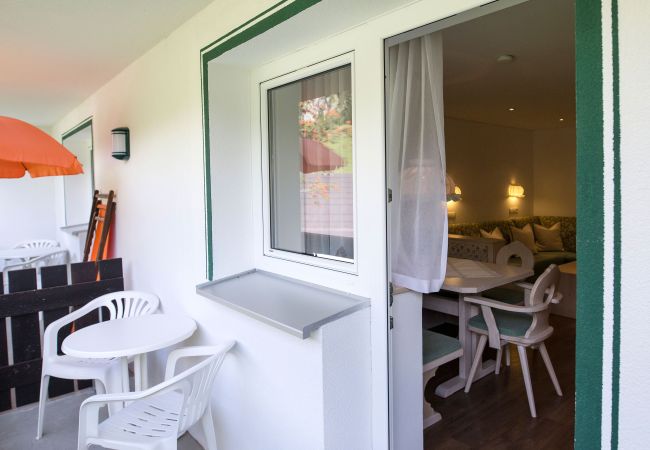 Balkon Beatrix Alpenhaus Montafon Balkon met 2 stoelen en een tafel in het Beatrix Alpenhaus Montafon