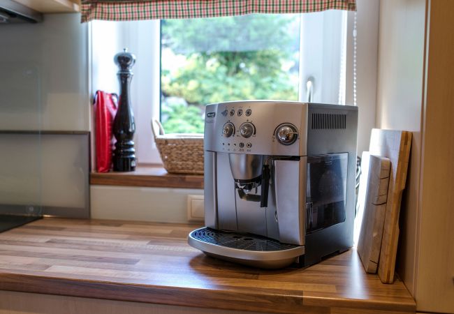 Keuken Birgit Alpenhaus Montafon Keuken met koffiezetapparaat in het Birgit Alpenhaus Montafon