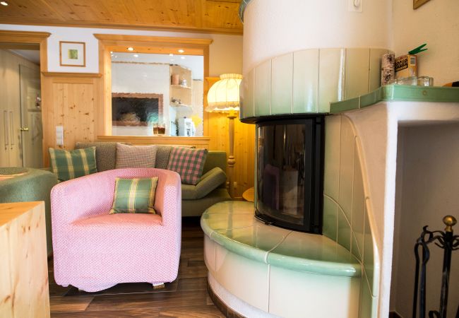 Woonkamer Birgit Alpenhaus Montafon Woonkamer met bank en fauteuils in het Birgit Alpenhaus Montafon