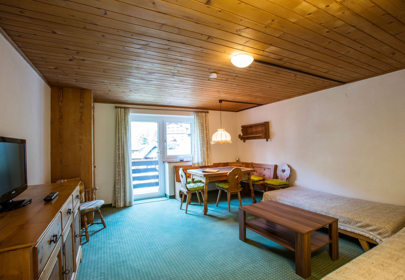 Woonkamer Christiane Alpenhaus Montafon Woonkamer met bank en tafel in het Christiane Alpenhaus Montafon