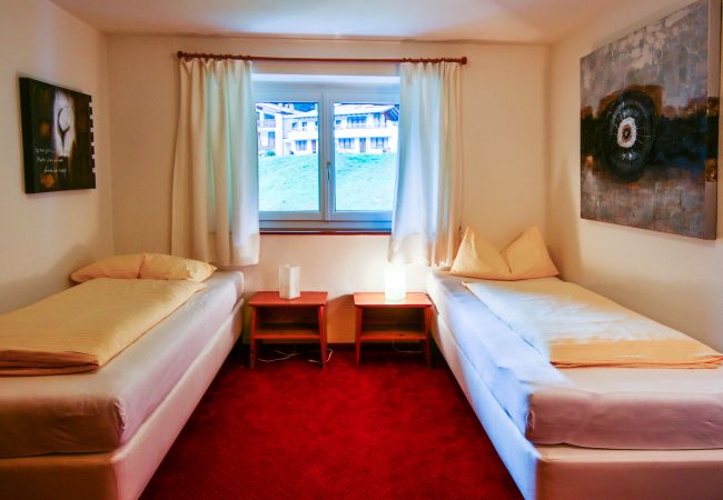 Slaapkamer Dagmar Alpenhaus Montafon Slaapkamer met 2 eenpersoonsbedden in het Dagmar Alpenhaus Montafon