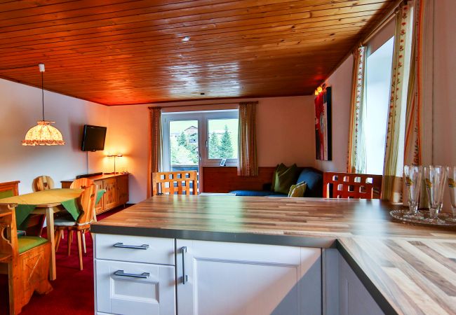 Keuken Dagmar Alpenhaus Montafon Keuken met de tafel op de achtergrond in het Dagmar Alpenhaus Montafon