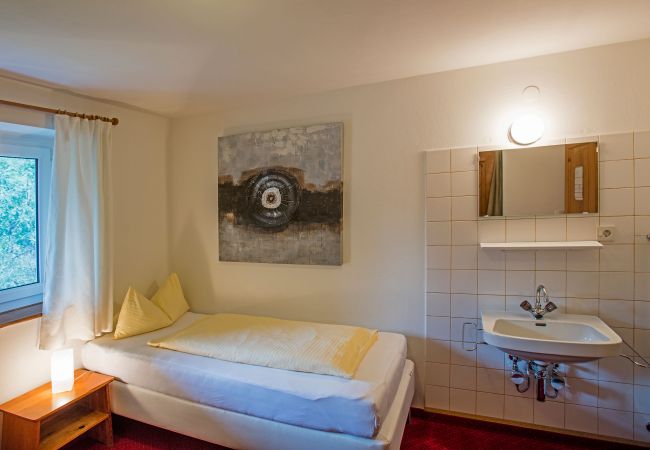 Slaapkamer Dagmar Alpenhaus Montafon Slaapkamer met 2 eenpersoonsbedden in het Dagmar Alpenhaus Montafon