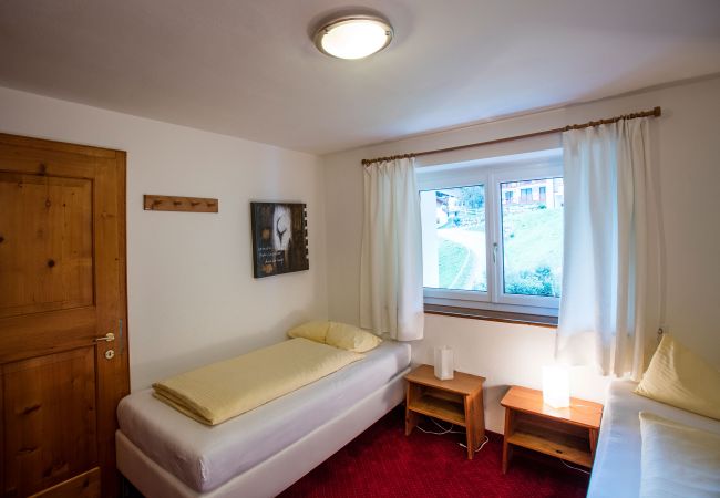 Slaapkamer Dagmar Alpenhaus Montafon Slaapkamer met 2 eenpersoonsbedden in het Dagmar Alpenhaus Montafon