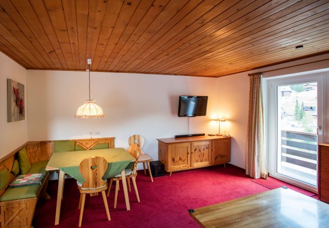 Woonkamer Dagmar Alpenhaus Montafon Woonkamer met tafel in het Dagmar Alpenhaus Montafon