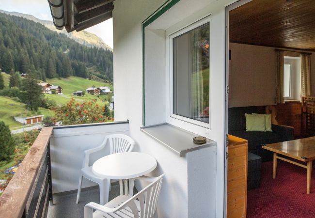 Balkon Dagmar Alpenhaus Montafon Balkon met 2 stoelen en een tafel in het Dagmar Alpenhaus Montafon