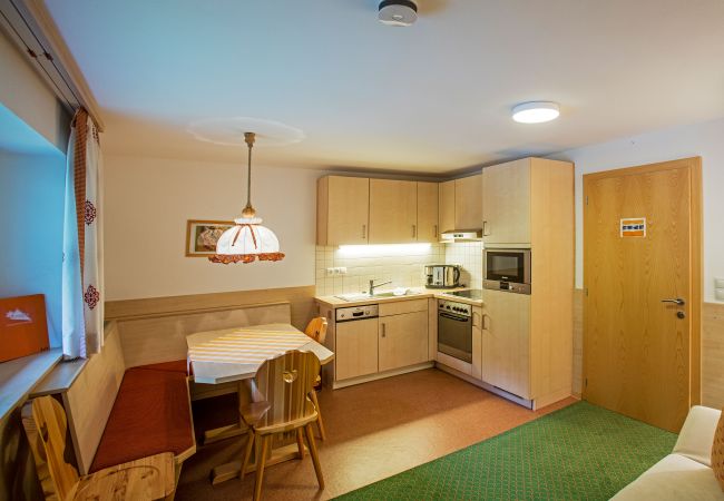 Woonkamer Desirè Alpenhaus Montafon Woonkamer met tafel in het Desirè Alpenhaus Montafon