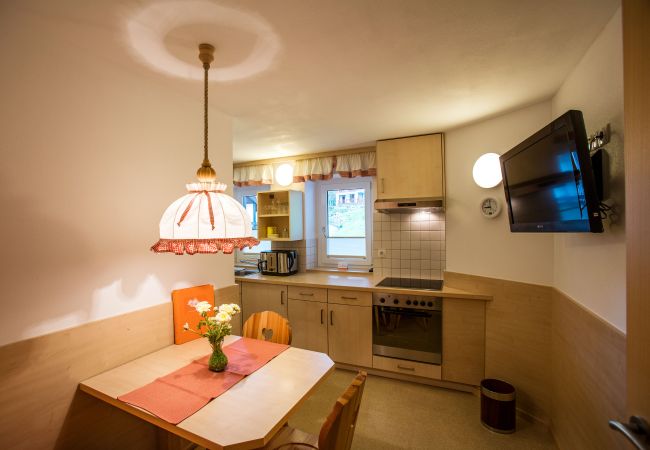 Woonkamer Doris Alpenhaus Montafon Woonkamer met tafel in het Doris Alpenhaus Montafon