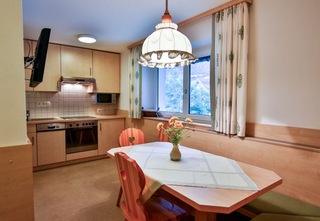 Woonkamer Delia Alpenhaus Montafon Woonkamer met tafel in het Delia Alpenhaus Montafon