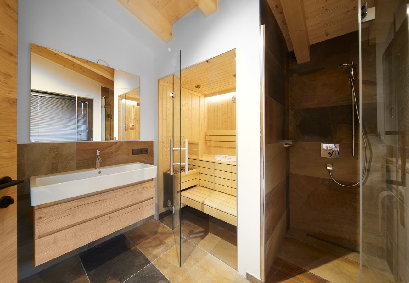 Badkamer Alm Lodge 1 Wastafel met douche en sauna in Alm Lodge 1