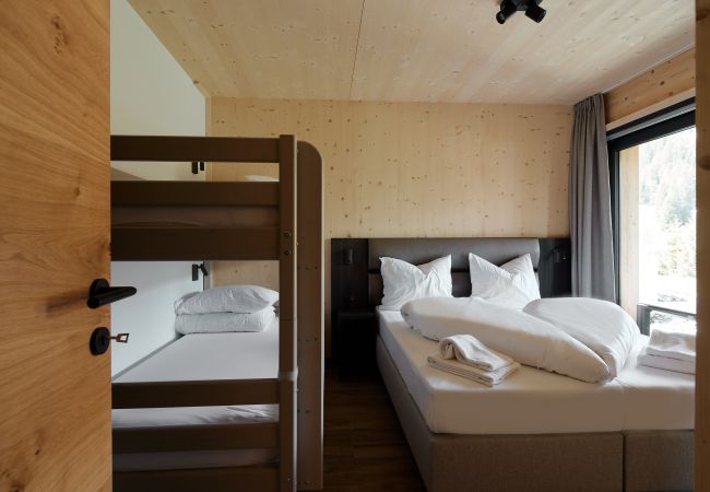 Slaapkamer Alm Lodge 4 Slaapkamer met tweepersoonsbed en stapelbed in Alm Lodge 4