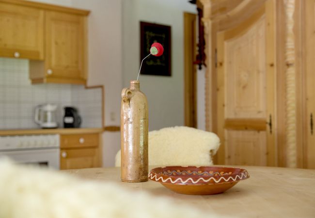 Woonkamer Alt Montafon Appartment 2 Woonkamer met keuken en tafel in het Alt Montafon Appartment 2