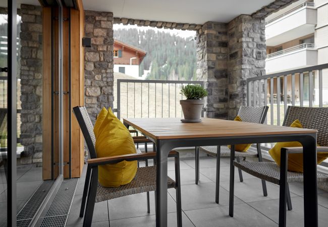 Terras Alpen-Dohle 202 Alpin-Resort Montafon Terras met stoelen en een tafel in het Alpen-Dohle 202 Alpin-Resort Montafon