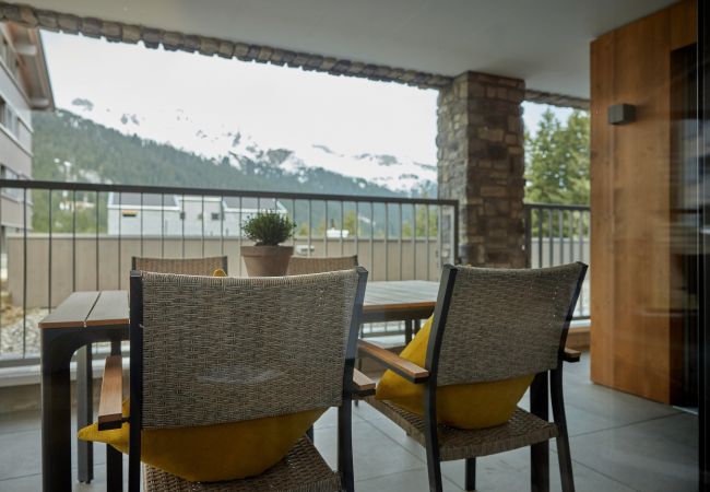 Terras Alpen-Dohle 202 Alpin-Resort Montafon Terras met stoelen en een tafel in het Alpen-Dohle 202 Alpin-Resort Montafon