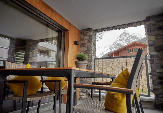 Terras Alpen-Dohle 202 Alpin-Resort Montafon Terras met stoelen en een tafel in het Alpen-Dohle 202 Alpin-Resort Montafon