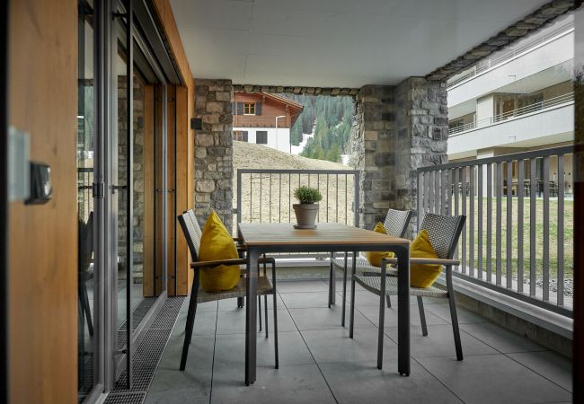 Terras Alpen-Dohle 202 Alpin-Resort Montafon Terras met stoelen en een tafel in het Alpen-Dohle 202 Alpin-Resort Montafon