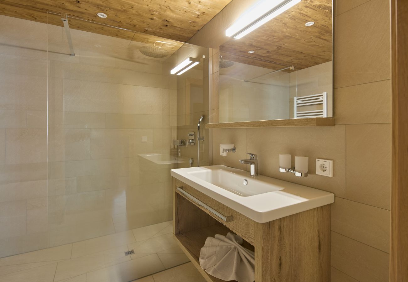Badkamer Alpen-Dohle 202 Alpin-Resort Montafon Badkamer met douche en wastafel in Alpen-Dohle 202 Alpin-Resort Montafon