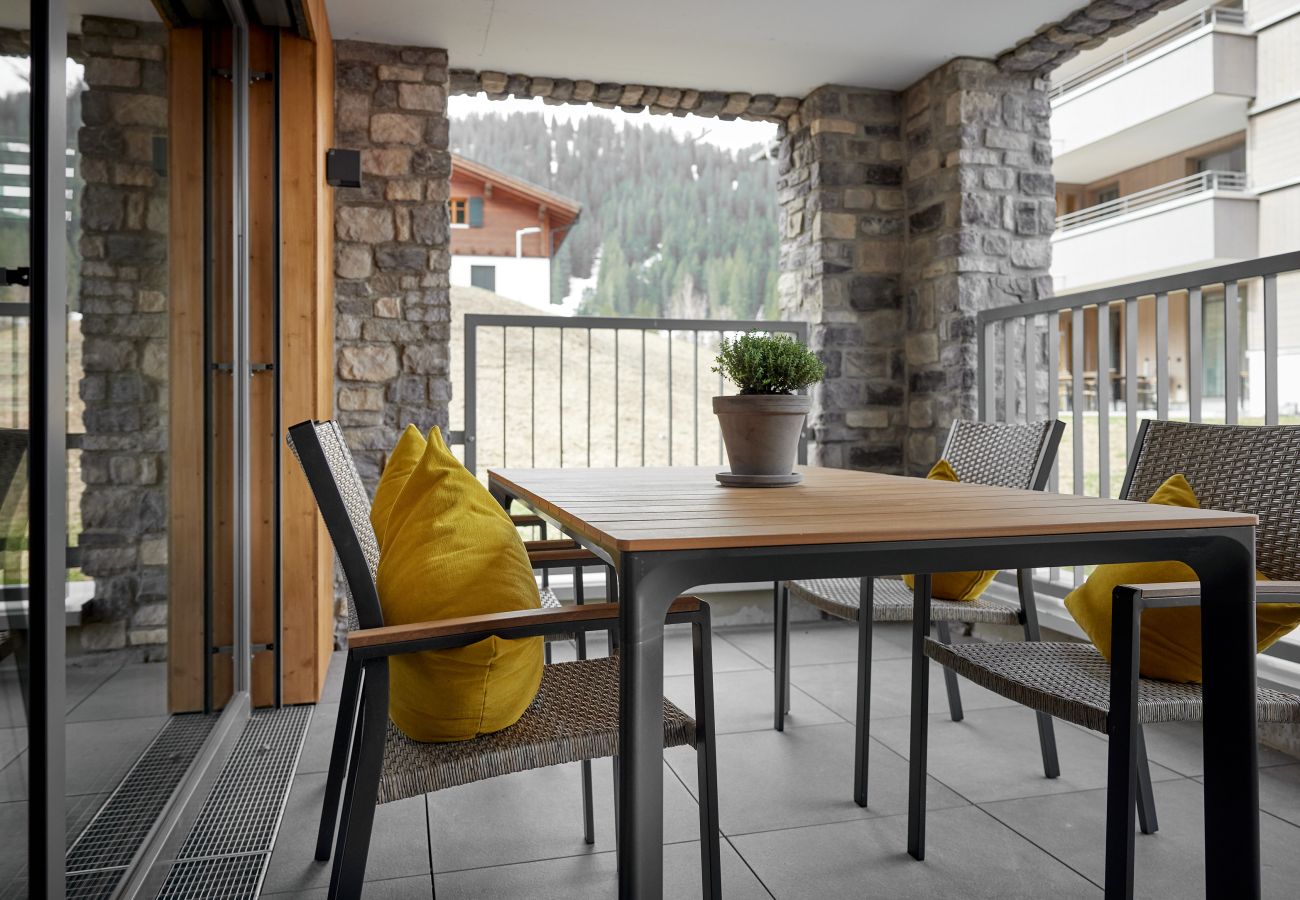 Terras Alpen-Dohle 202 Alpin-Resort Montafon Terras met stoelen en een tafel in het Alpen-Dohle 202 Alpin-Resort Montafon