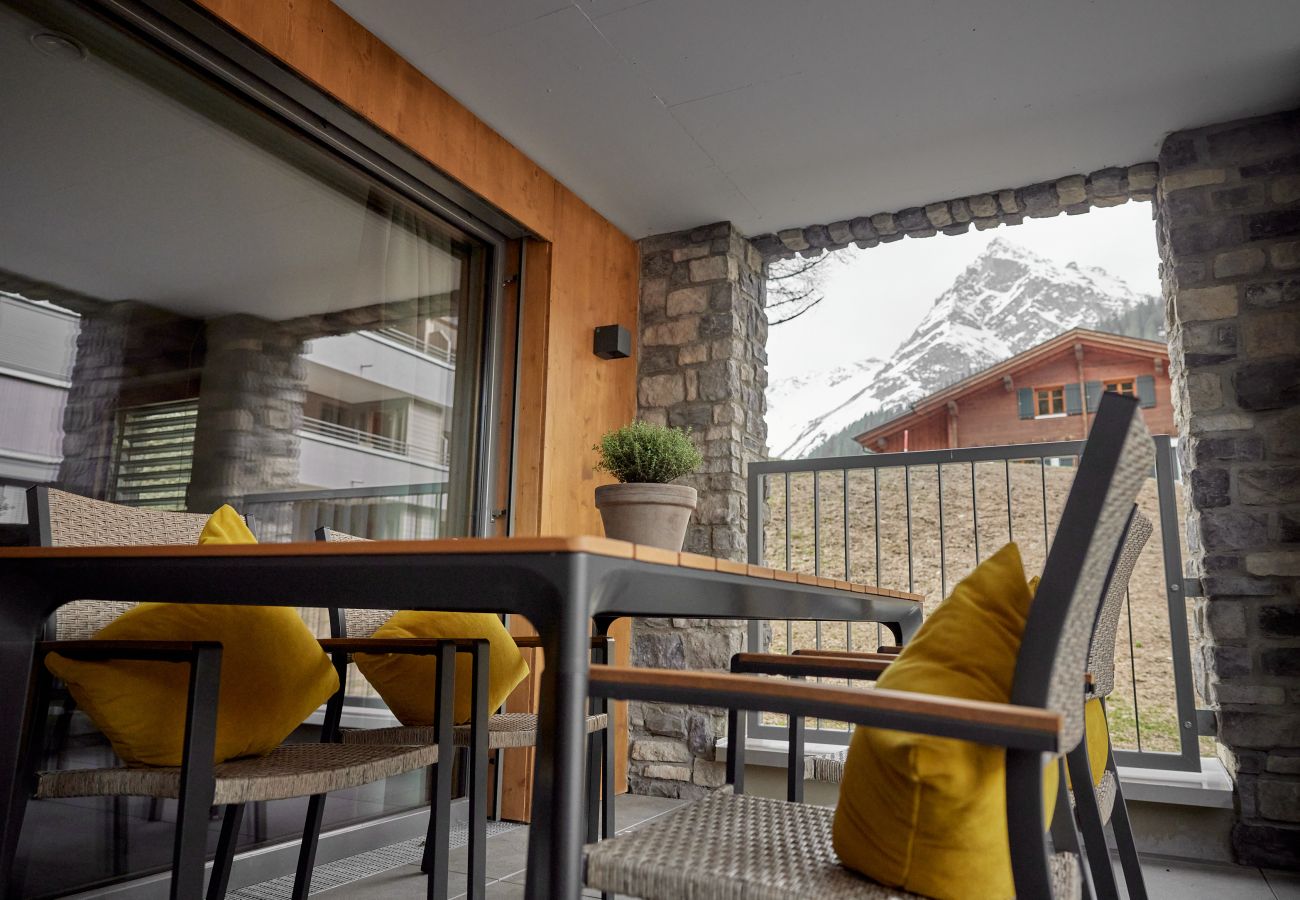 Terras Alpen-Dohle 202 Alpin-Resort Montafon Terras met stoelen en een tafel in het Alpen-Dohle 202 Alpin-Resort Montafon