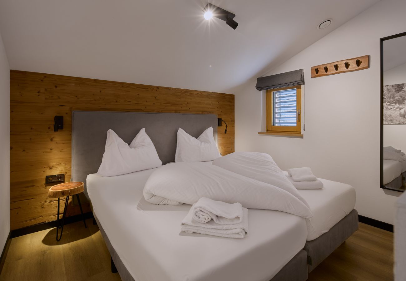Slaapkamer met tweepersoonsbed in Bartgeier 219 Alpin-Resort Montafon