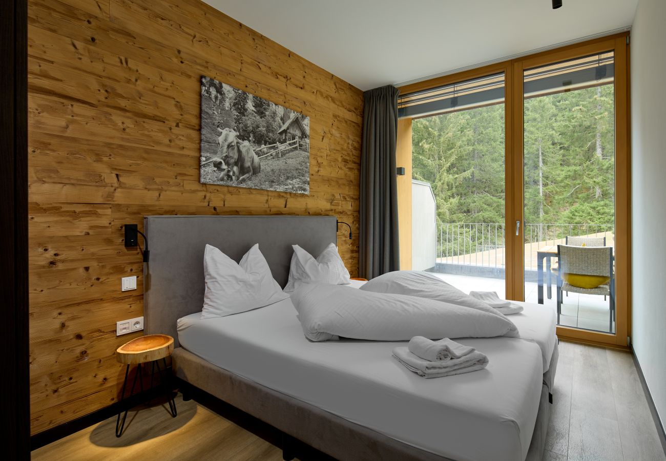 Slaapkamer met tweepersoonsbed in Birkhuhn 303 Alpin-Resort Montafon