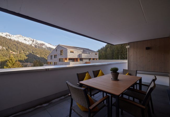 Balkon Steinadler 315 Alpin-Resort Montafon Balkon met stoelen en een tafel in het Steinadler 315 Alpin-Resort Montafon