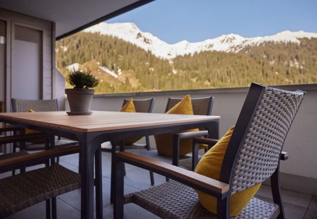 Balkon Steinadler 315 Alpin-Resort Montafon Balkon met stoelen en een tafel in het Steinadler 315 Alpin-Resort Montafon