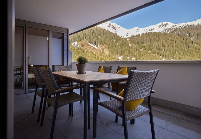 Balkon Steinadler 315 Alpin-Resort Montafon Balkon met stoelen en een tafel in het Steinadler 315 Alpin-Resort Montafon