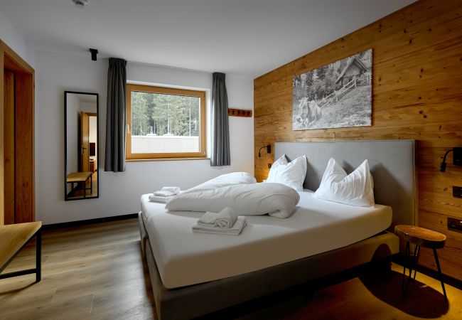 Slaapkamer met tweepersoonsbed in Steinadler 316 Alpin-Resort Montafon