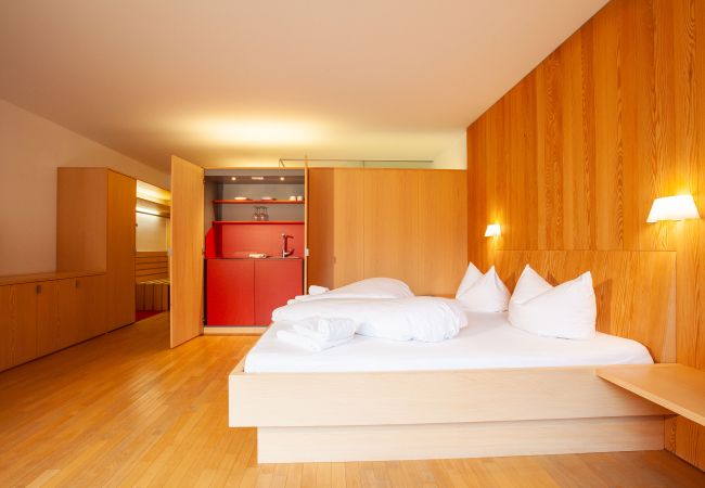 Bedroom Natali`s Studio 53 im  Bonawinkel Bedroom with double bed and kitchen in Natali`s Studio 53 in Bonawinkel