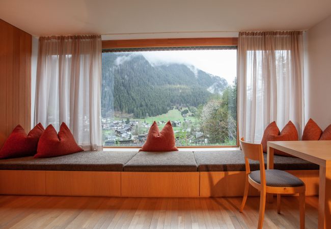 Bedroom Natali`s Studio 53 im  Bonawinkel Bedroom with bench and table in Natali`s Studio 53 in Bonawinkel