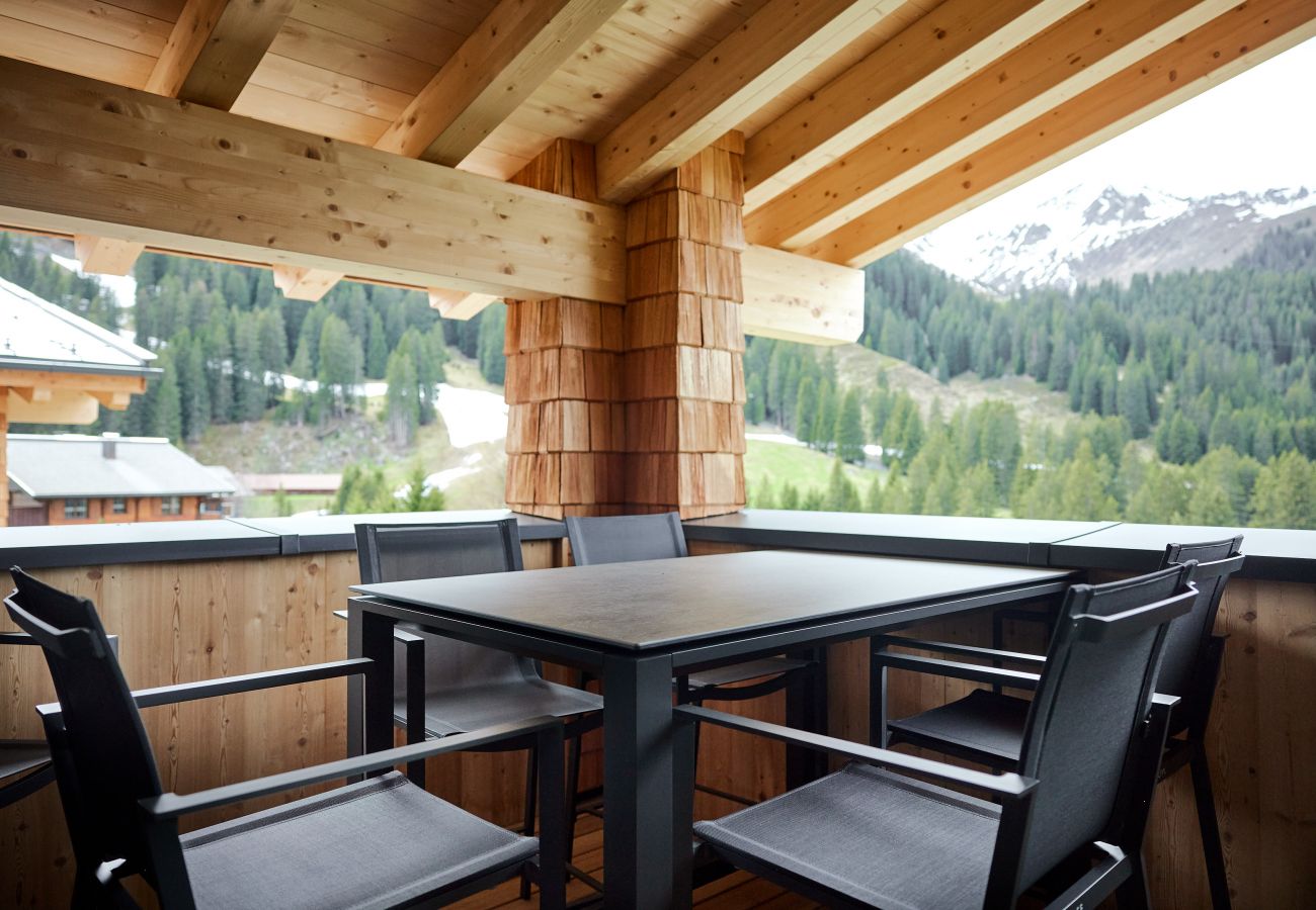 Balcony Alm Lodge 1 Table with 6 chairs on the balcony in Alm Lodge 1