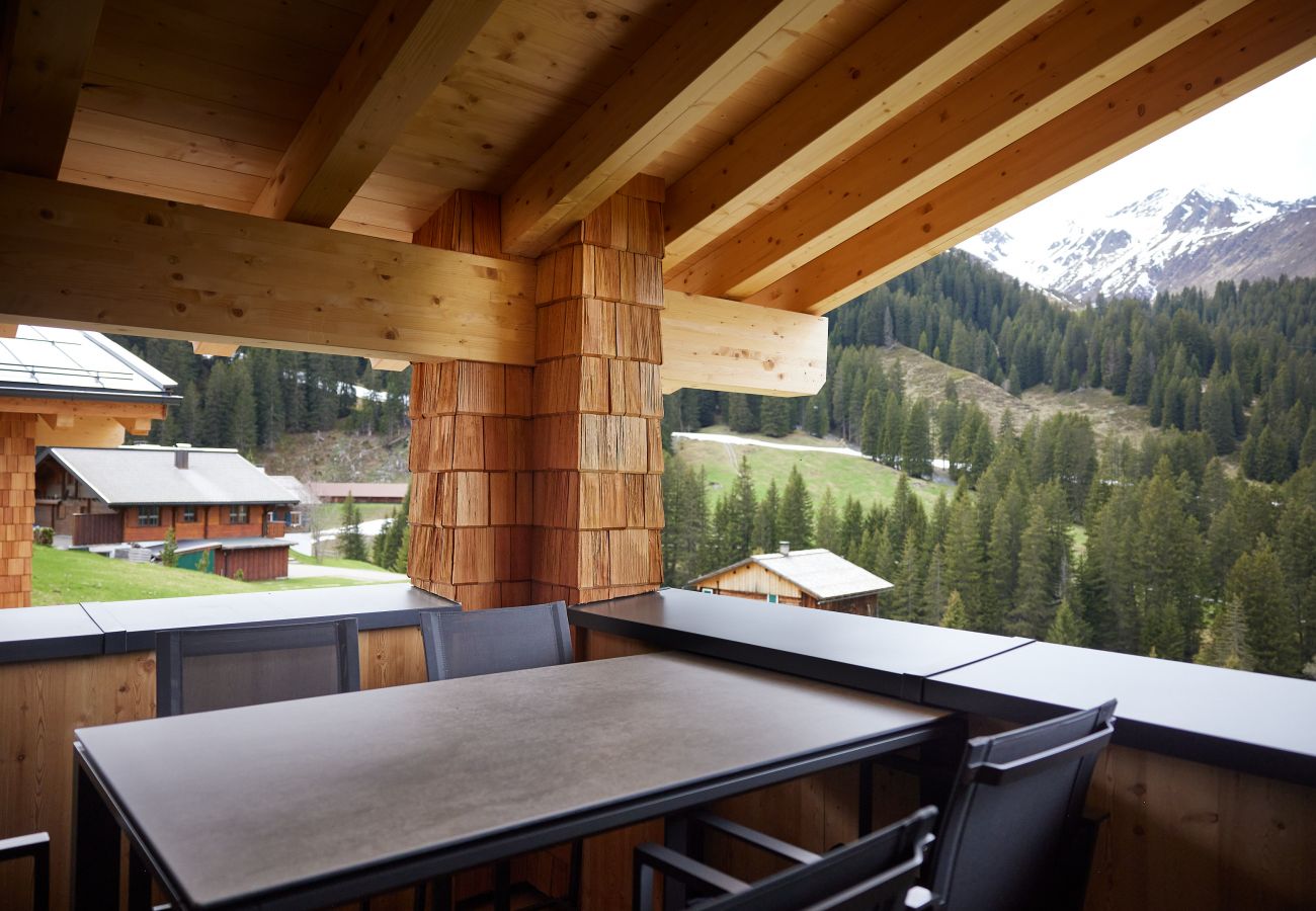 Balcony Alm Lodge 1 Balcony with table and 5 chairs in Alm Lodge 1