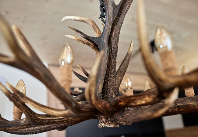 Chandelier Alm Lodge 2 Chandelier made of antlers in Alm Lodge 2