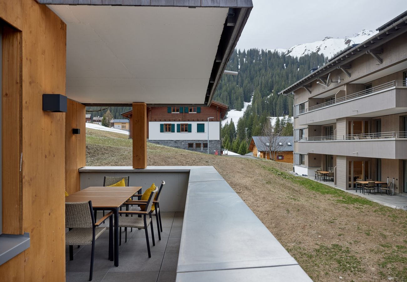 Balcony Bartgeier 103 Alpin-Resort Montafon Balcony with 6 chairs and a table in the Bartgeier 103 Alpin-Resort Montafon