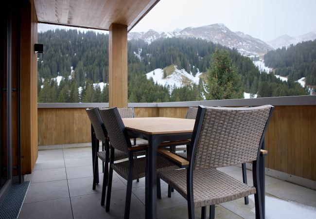 Balcony Bartgeier 111 Alpin-Resort Montafon Balcony with 6 chairs and a table in the Bartgeier 111 Alpin-Resort Montafon