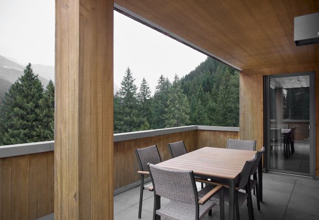 Balcony Bartgeier 111 Alpin-Resort Montafon Balcony with 6 chairs and a table in the Bartgeier 111 Alpin-Resort Montafon