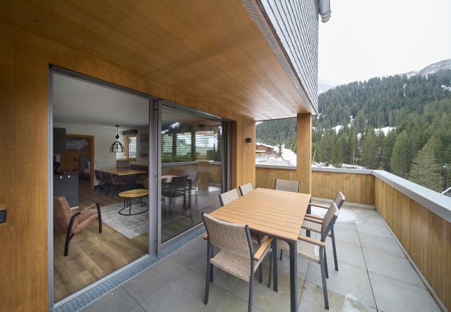Balcony Bartgeier 111 Alpin-Resort Montafon Balcony with 6 chairs and a table in the Bartgeier 111 Alpin-Resort Montafon