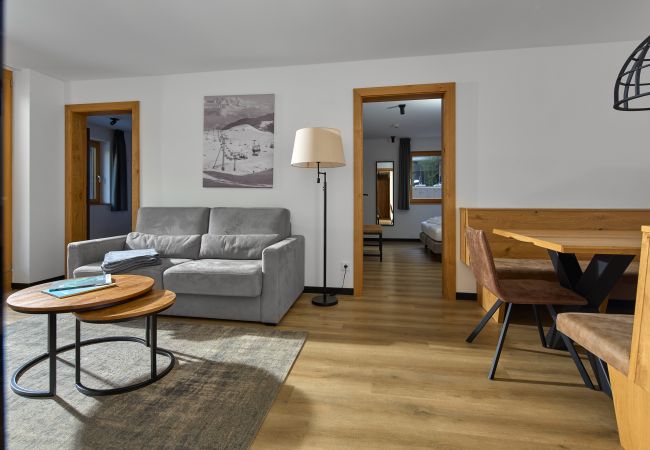 Living area with sofa and table in the Steinadler 315 Alpin-Resort Montafon