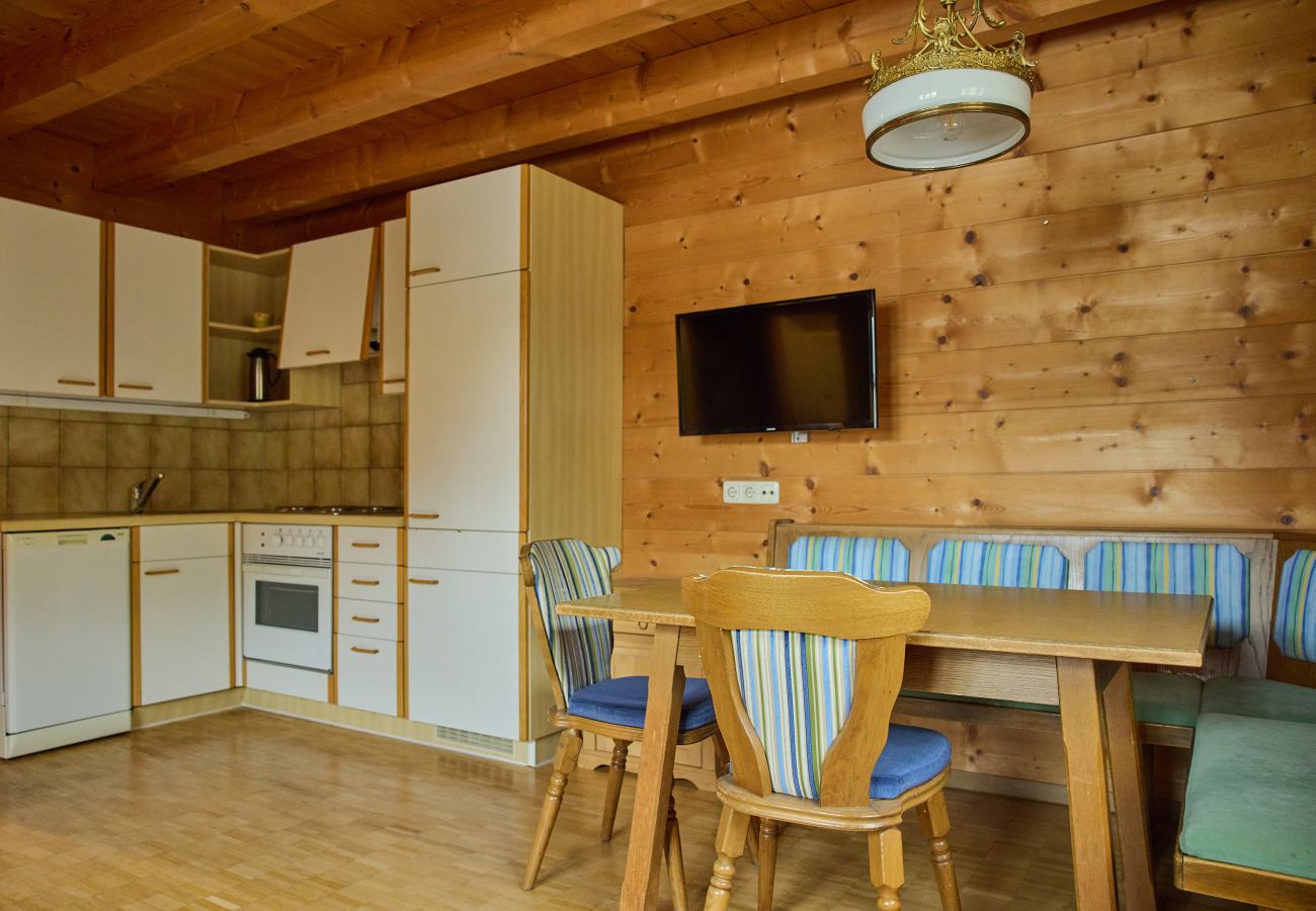 Living room with kitchen and table Alt Montafon Appartment 12