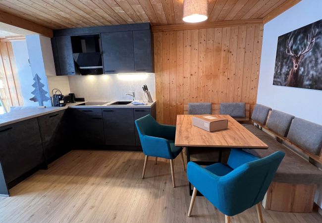 Wohnbereich Apartment Matri 2 Wohnbereich mit Küche und Tisch in der Apartment Matri 2